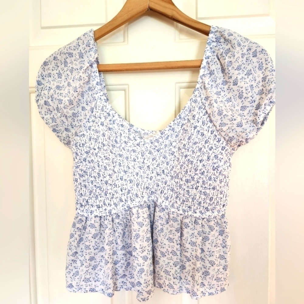 Hollister smocked peasant milkmaid blouse baby blue ditsy daisy floral size m